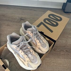 Yeezy 700 V2 Boost Cream